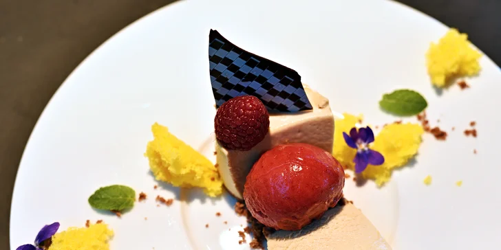Jarní degustační menu pro 2 podávané v rukavičkách: foie gras, kalamáry, kuřátko