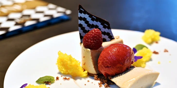 Jarní degustační menu pro 2 podávané v rukavičkách: foie gras, kalamáry, kuřátko