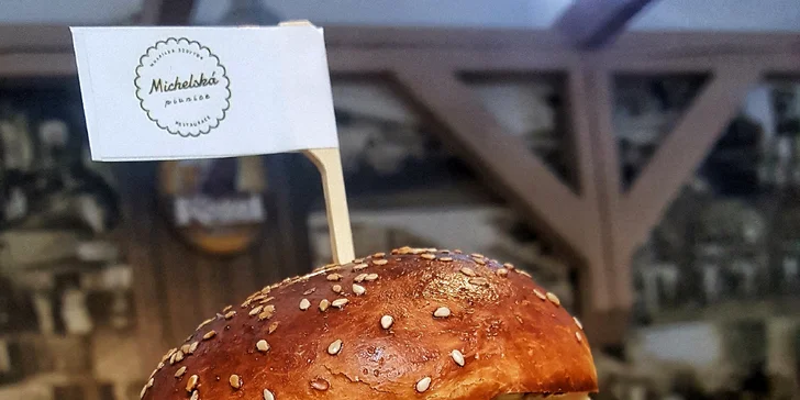 Ochutnáte Farmářský burger s grilovanou cibulí a rozpečenou nivou?