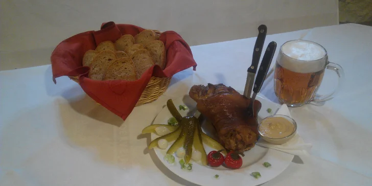 Hostina tak akorát pro 2 jedlíky: 1,5 kg pečeného vepřového kolena s pečivem