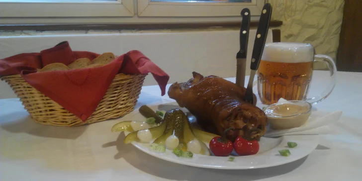 Hostina tak akorát pro 2 jedlíky: 1,5 kg pečeného vepřového kolena s pečivem