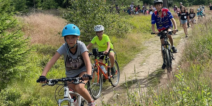 Účastníky tu čeká celotáborová hra Divoký západ a zlatá horečka, dva celodenní výlety na kolech, které budou v cíli končit koupáním.