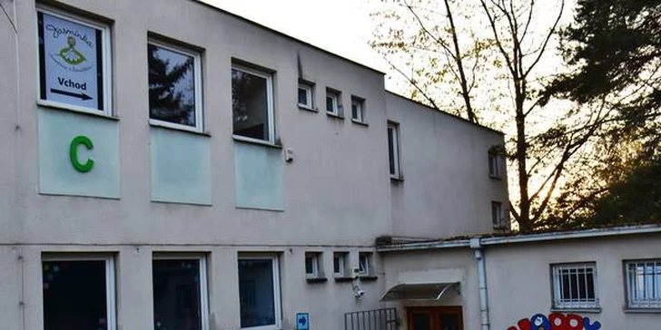 Vypusťte děti do herničky a usaďte se s nápoji a sladkým dortíkem v kavárně