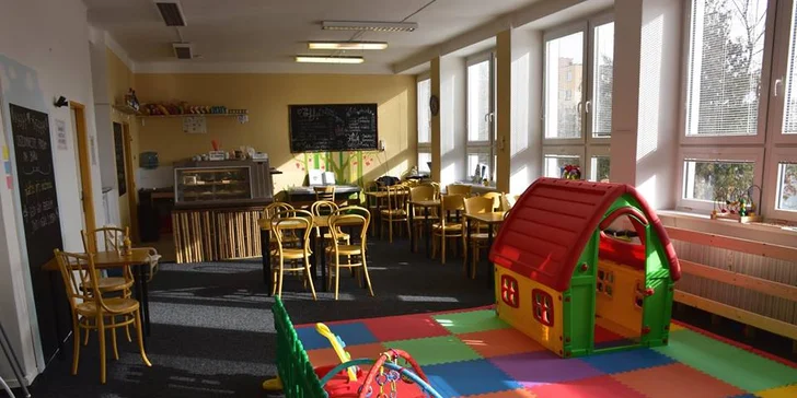 Vypusťte děti do herničky a usaďte se s nápoji a sladkým dortíkem v kavárně