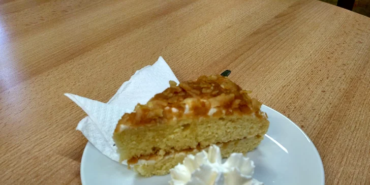 Dvě kávy a delikatesní koláč v kavárně Žirafka