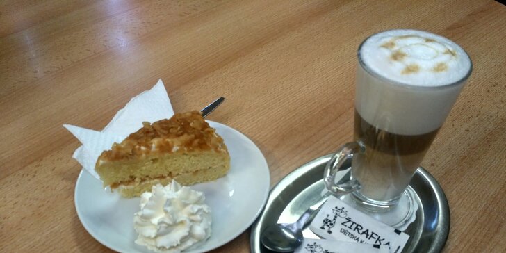 Dvě kávy a delikatesní koláč v kavárně Žirafka