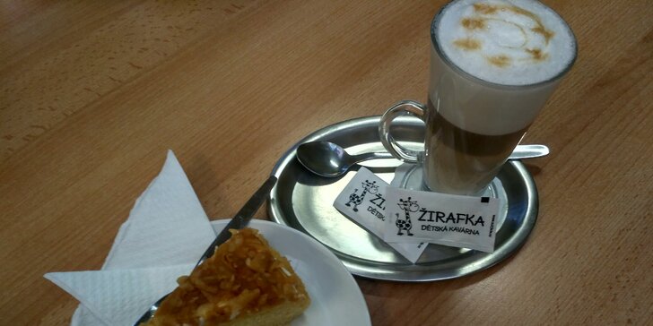 Dvě kávy a delikatesní koláč v kavárně Žirafka