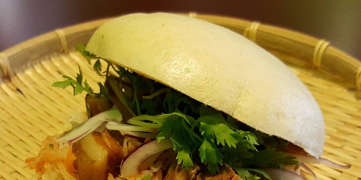 Dvě vietnamské speciality: burger, krevetová polévka Tom Yum i tradiční Pho