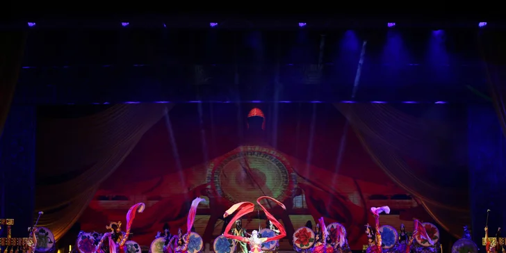 Velkolepá čínská akrobatická show "Duha nad Hedvábnou stezkou"