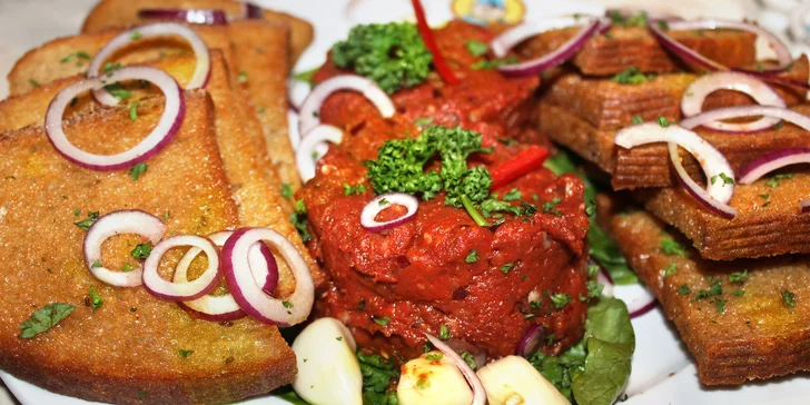 Masové labůžo pro vás: 300g nebo 500g tatarák + 12 topinek