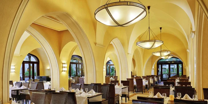 All inclusive program zahrnuje snídaně, obědy i večeře formou bohatého mezinárodního bufetu. 