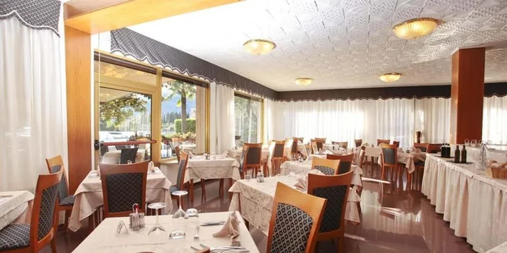 Duben až říjen u italského jezera Lago di Garda: hotel s polopenzí a bazénem