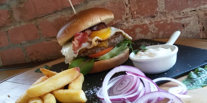 Pořádná porce jídla: hovězí burger s hranolky v Turnově či Mnichově Hradišti