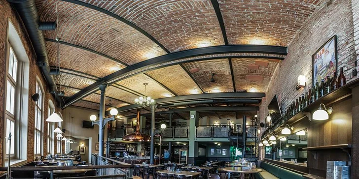 Hovězí burger s vejcem, hořčičnou majonézou a hranolky