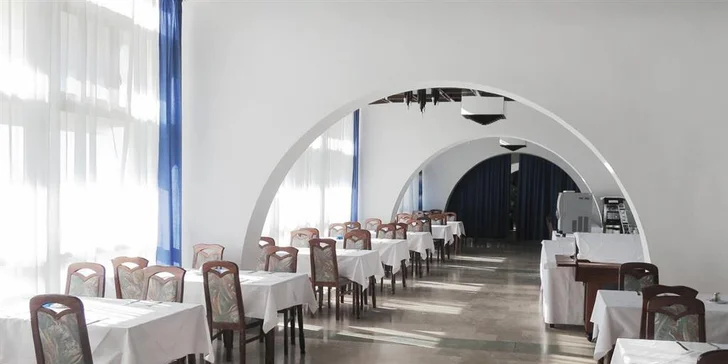 7 nocí ve Splitu jen 100 m od pláže: hotel s polopenzí a pobyt dítěte zdarma