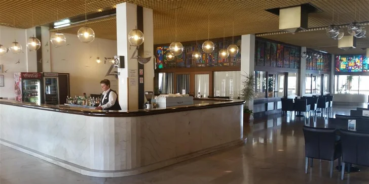 7 nocí ve Splitu jen 100 m od pláže: hotel s polopenzí a pobyt dítěte zdarma
