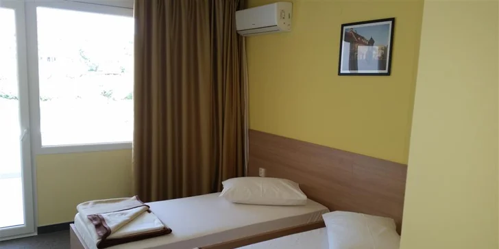 7 nocí ve Splitu jen 100 m od pláže: hotel s polopenzí a pobyt dítěte zdarma