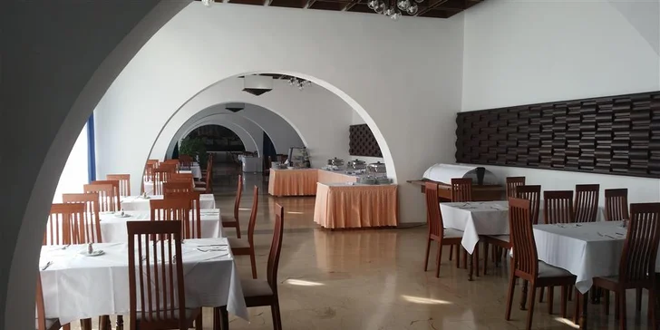 7 nocí ve Splitu jen 100 m od pláže: hotel s polopenzí a pobyt dítěte zdarma