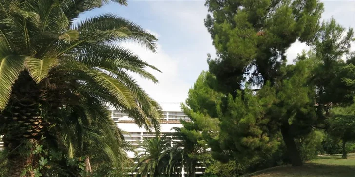 7 nocí ve Splitu jen 100 m od pláže: hotel s polopenzí a pobyt dítěte zdarma