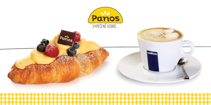 Croissant s ovocnou náplní a pudinkem a šálek kávy