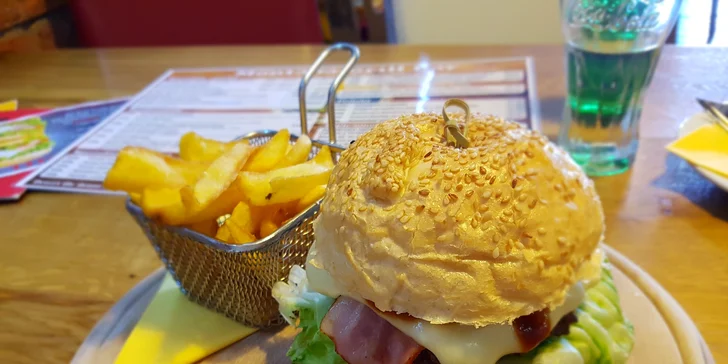 Burger dle výběru a hranolky pro 1 či 2: hovězí, kuřecí, s jalapeños i liškami