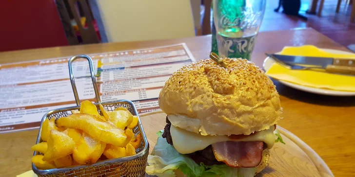 Burger dle výběru a hranolky pro 1 či 2: hovězí, kuřecí, s jalapeños i liškami