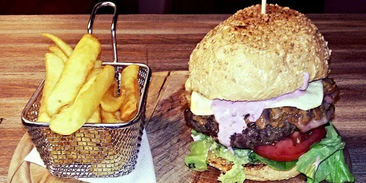 Burger dle výběru a hranolky pro 1 či 2: hovězí, kuřecí, s jalapeños i liškami