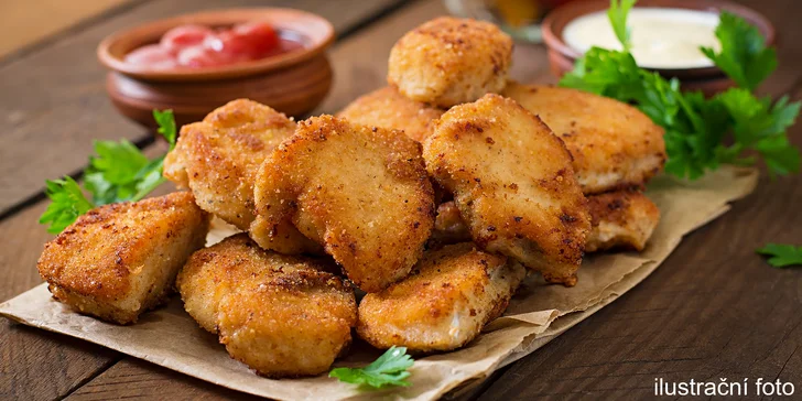 1,2 kg vepřových a kuřecích řízečků nebo 2,4 kg pikantních kuřecích křidélek