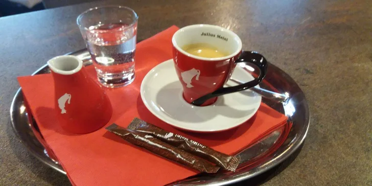 Sladká chvilka pro dospělé i děti: 2 palačinky a káva nebo horká čokoláda