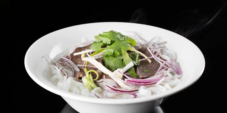 Dvě vietnamské speciality: burger, krevetová polévka Tom Yum i tradiční Pho