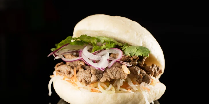Dvě vietnamské speciality: burger, krevetová polévka Tom Yum i tradiční Pho