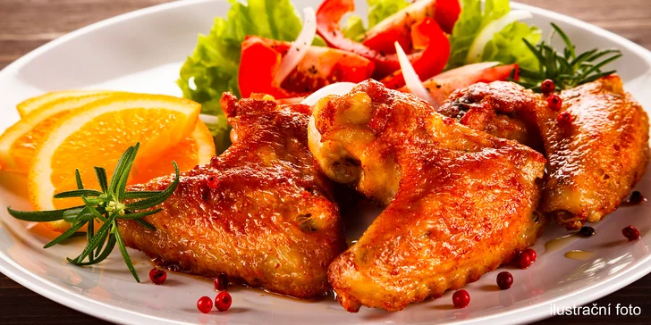 1 kg pečených kuřecích paliček a křidélek i s hranolky a omáčkou