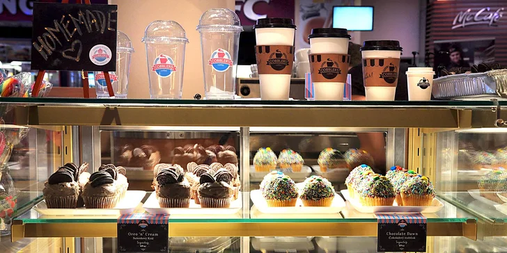 Sladká svačinka v centru Prahy: domácí cupcake a káva do kelímku