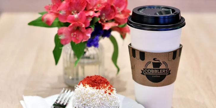 Sladká svačinka v centru Prahy: domácí cupcake a káva do kelímku