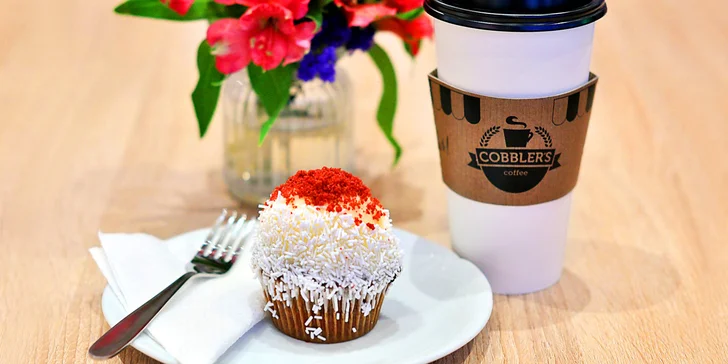 Sladká svačinka v centru Prahy: domácí cupcake a káva do kelímku