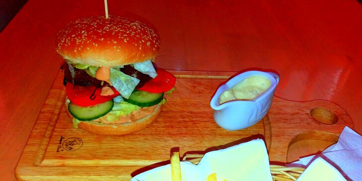 Na burger do Biografu: poctivý dvouručák s hranolky pro jednoho nebo dva