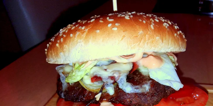 Burger s hovězím a čedarem a porce hranolků pro jednoho nebo dva