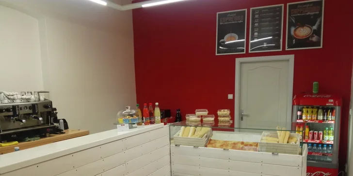 Báječný bezlepkový zákusek a teplý nápoj v žižkovské kavárně White & Crispy