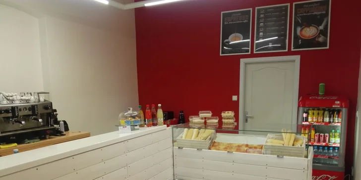 Báječný bezlepkový zákusek a teplý nápoj v žižkovské kavárně White & Crispy