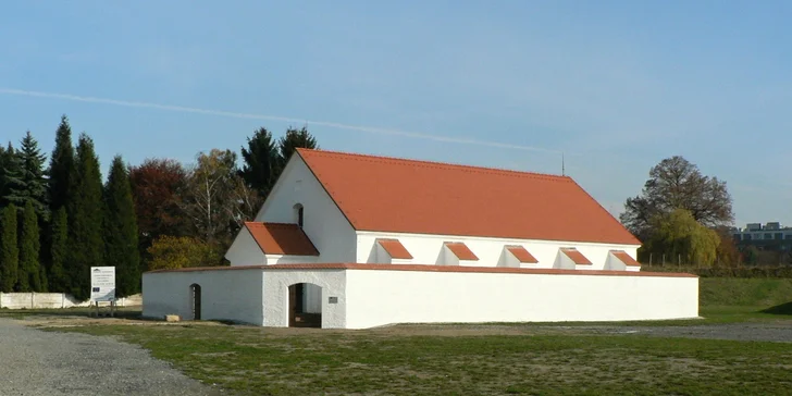 Výlet za historií: Rodinné vstupné do barokní prachárny v Korunní pevnůstce