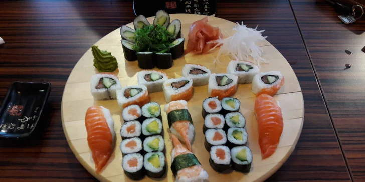 Pochutnejte si na sushi: 20, 24 nebo 60 rolek s lososem, krabem i vege