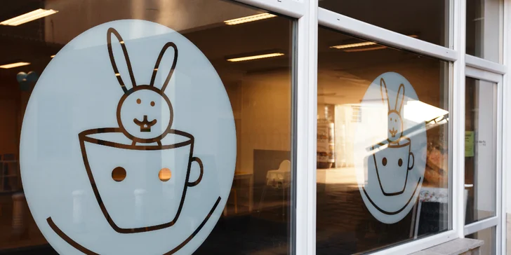 Kavárna s dětskou hernou: vstup pro 2 děti, káva a domácí limonáda
