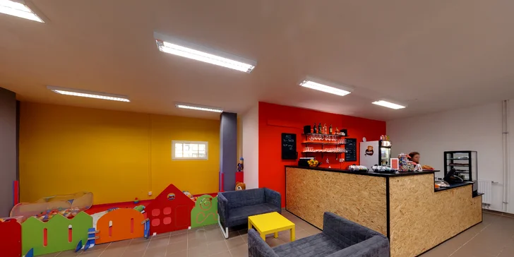 Kavárna s dětskou hernou: vstup pro 2 děti, káva a domácí limonáda