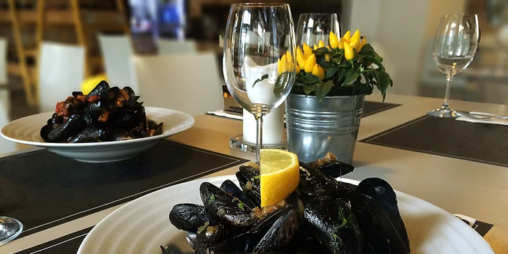 Nedělní fish & grill brunch na lodi: 2 hodiny neomezené konzumace a zábavy