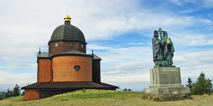 Příjemná dovolená v Beskydech pro nenáročné s polopenzí a lahví vína na pokoji