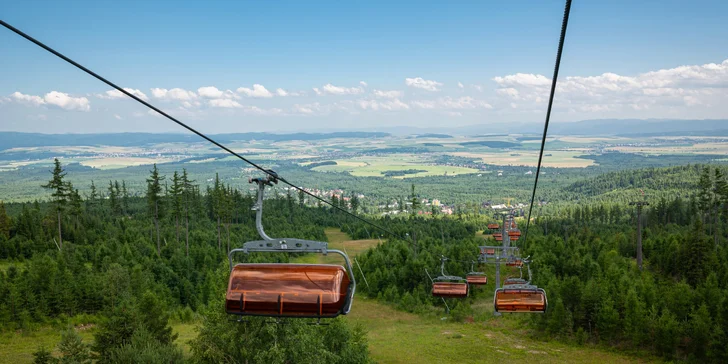 Vyberte sa na príjemnú prechádzku či vysokohorskú túru, vyvezte sa lanovkou na „Deda“, alebo si zájdite do neďalekého aquaparku.