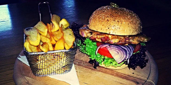 Burger dle výběru a hranolky pro 1 či 2: hovězí, kuřecí, s jalapeños i liškami
