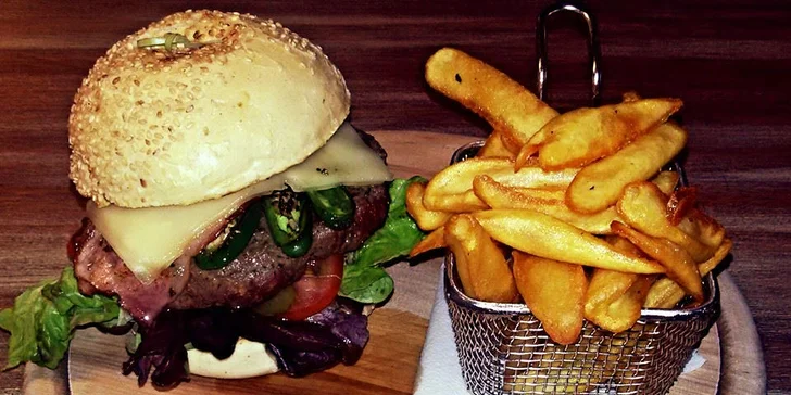 Burger dle výběru a hranolky pro 1 či 2: hovězí, kuřecí, s jalapeños i liškami