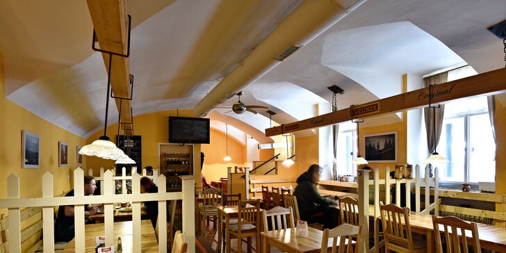Pekáč plný masa pro 2–3 osoby v restauraci v centru Prahy