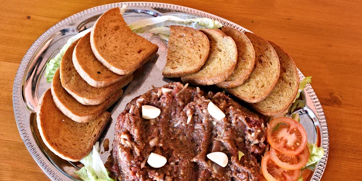 Bašta v rustikální restauraci: 300 g nebo ½ kila míchaného tataráku a 20 topinek